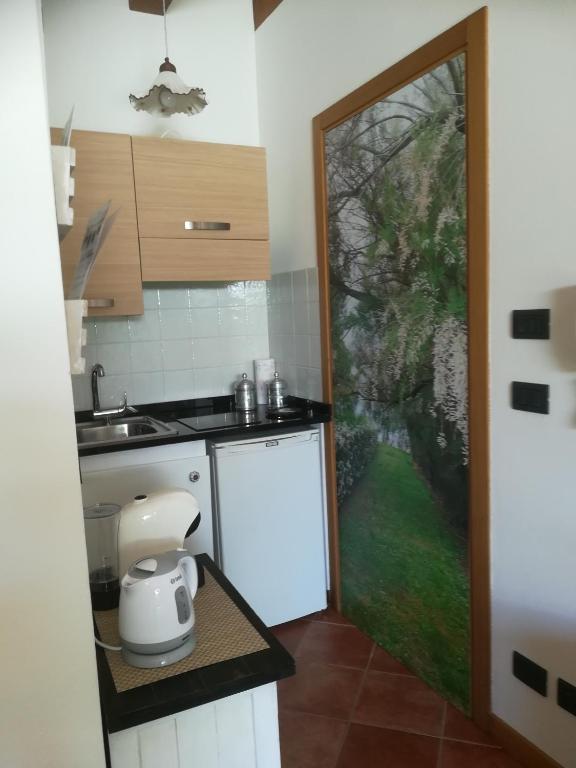 a kitchen with a counter and a sink and a door at Casa Pianta in Cavallino-Treporti