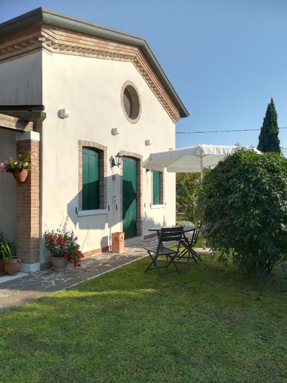 a house with a picnic table in the yard at Casa Pianta in Cavallino-Treporti