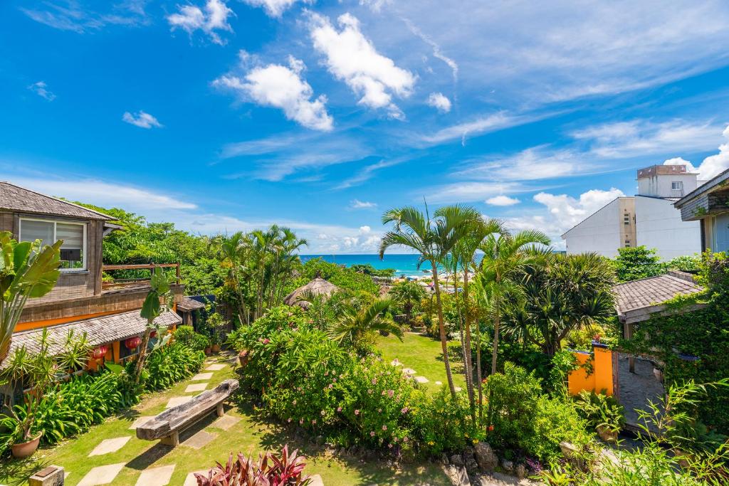 een luchtzicht op een resort met de oceaan op de achtergrond bij Red Garden Resort in Eluan