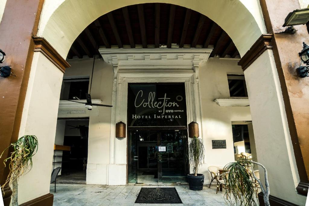 an archway leading into a building with a restaurant at Hotel Imperial in Veracruz