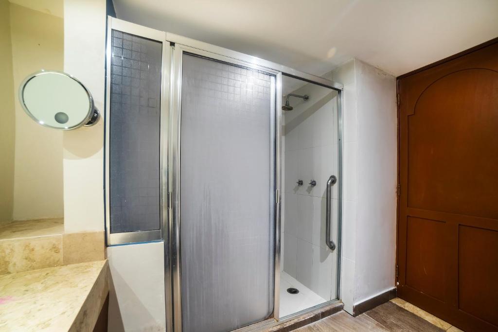 a shower with a glass door in a bathroom at Hotel Imperial in Veracruz