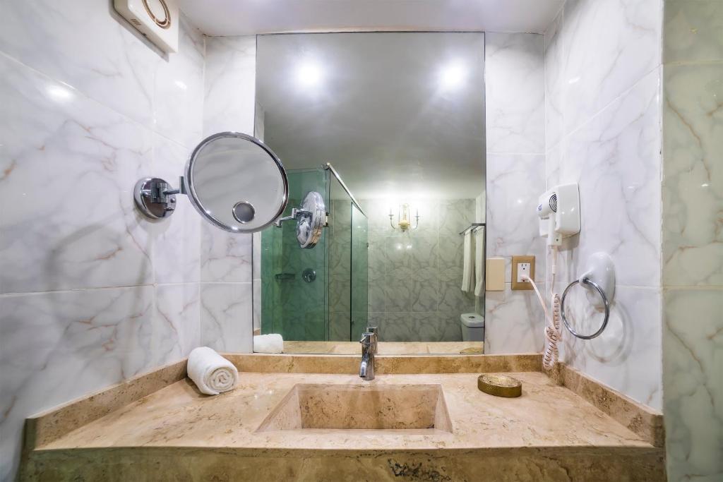 a bathroom with a sink with a mirror and a shower at Hotel Imperial in Veracruz