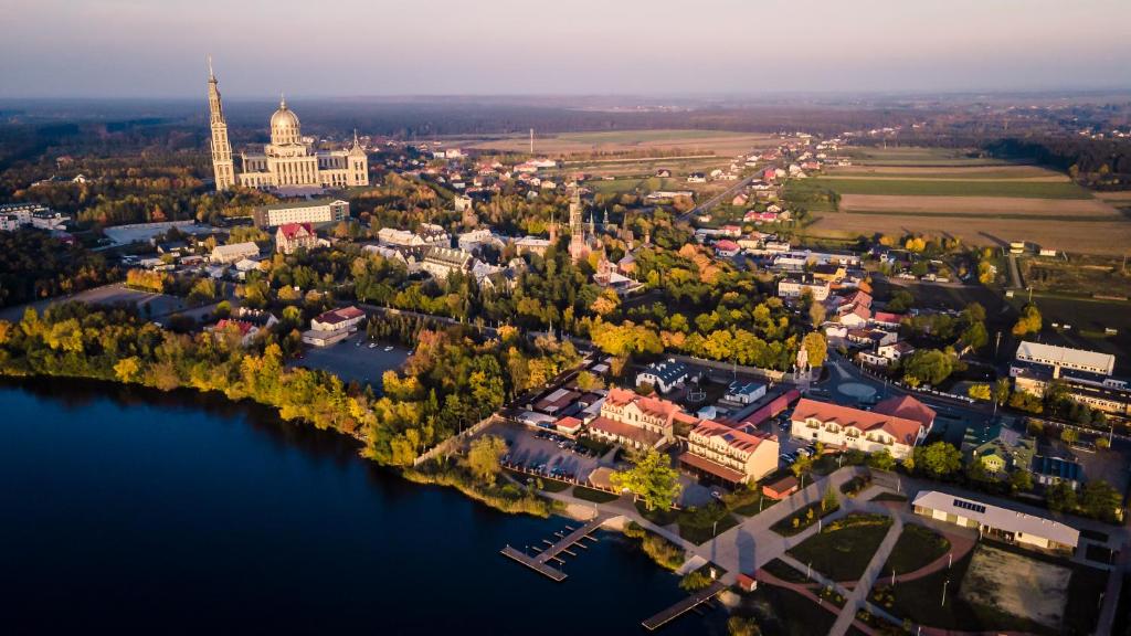 una vista aérea de una ciudad junto a un río en Hotel Stara Gorzelnia, en Licheń