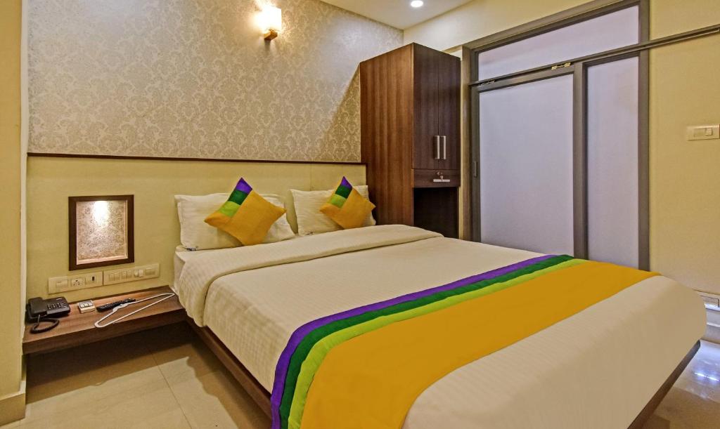 a hotel room with two beds and two lamps at Treebo Trip Deluxe Inn Pondibazar in Chennai