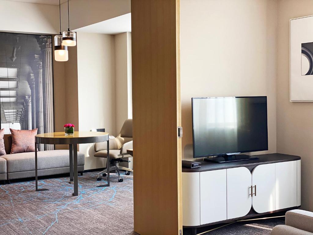 TV a/nebo společenská místnost v ubytování Crowne Plaza Shanghai Fudan by IHG