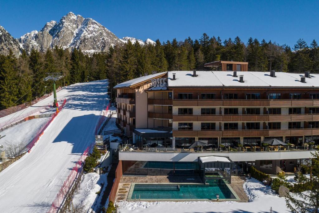 Nespecifikovaný výhled na hory nebo výhled na hory při pohledu z hotelu