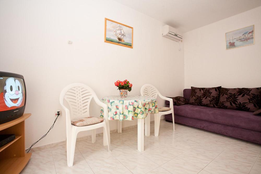 Telewizja i/lub zestaw kina domowego w obiekcie Apartments Mato