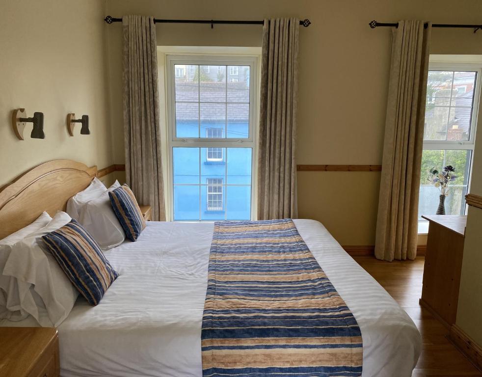 Postel nebo postele na pokoji v ubytování O'Shea's Hotel