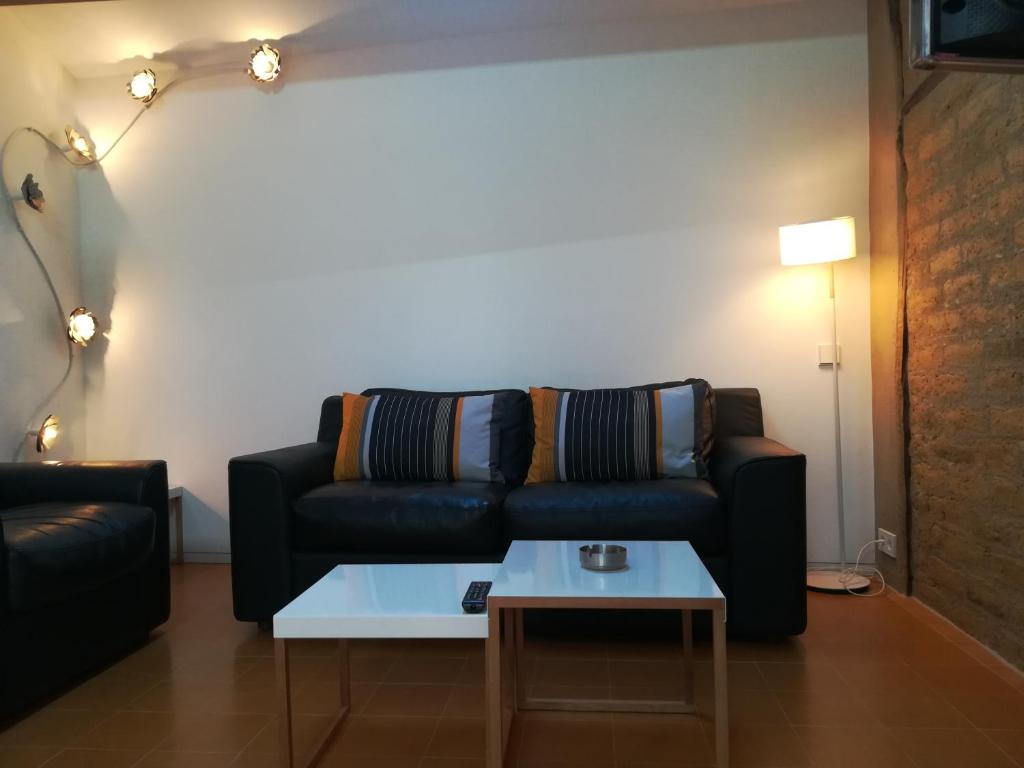 sala de estar con sofá y mesa de centro en Apartamento Zocailla, en Gata