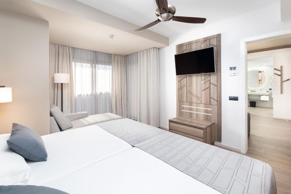 Postel nebo postele na pokoji v ubytování Hotel Riu Palace Oasis