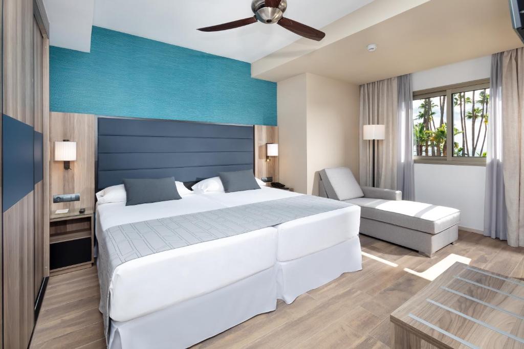Postel nebo postele na pokoji v ubytování Hotel Riu Palace Oasis