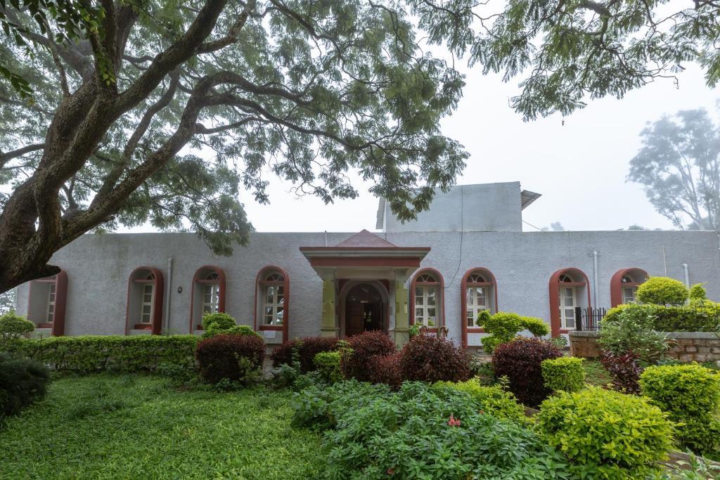 Zahrada ubytování KSTDC Hotel Mayura Pine Top Nandi Hills
