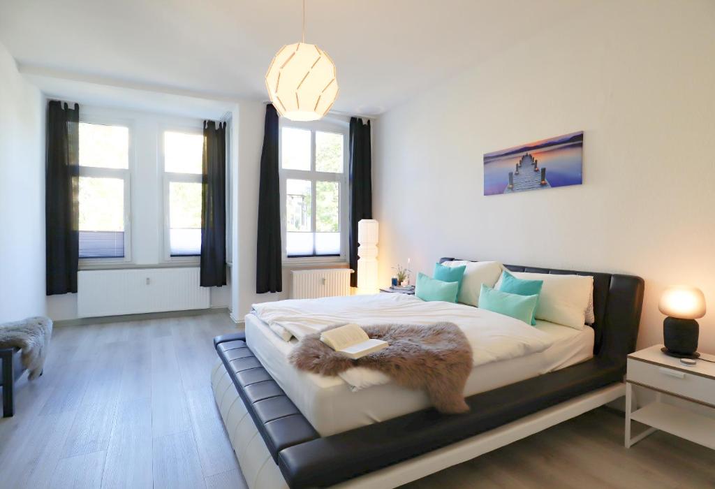 - une chambre avec un grand lit avec un chat dans l'établissement NEU Zentral nur 5min bis zur Innenstadt - 2Schlafzimmer, Smart TV, Badewanne, Innenhoflage, à Magdebourg