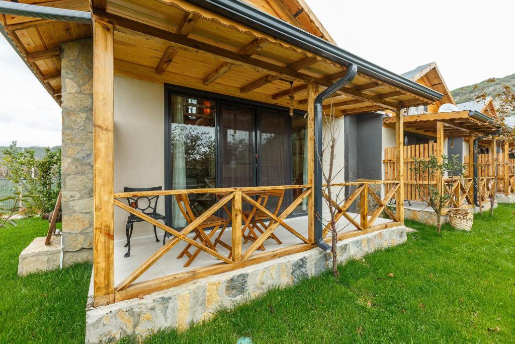 Unique and Peaceful Bungalow House on Riverside