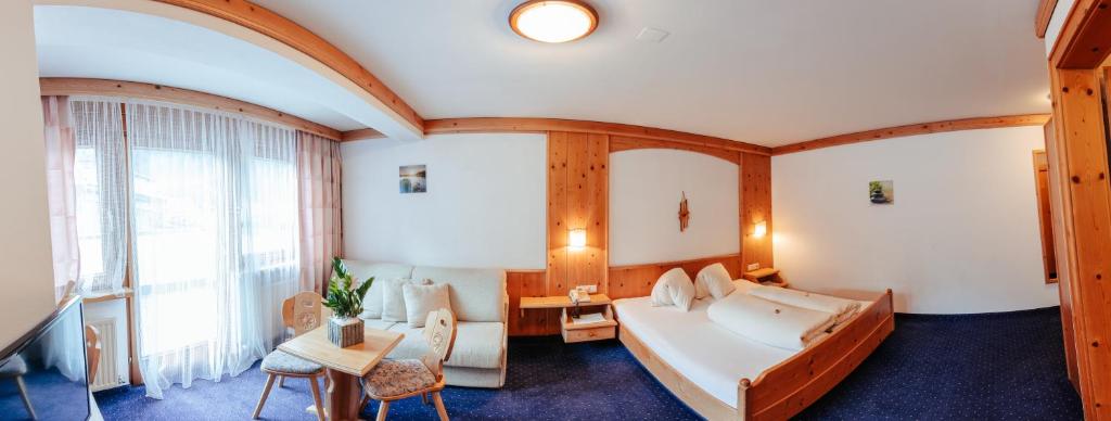Postel nebo postele na pokoji v ubytování Hotel St-Leonhard