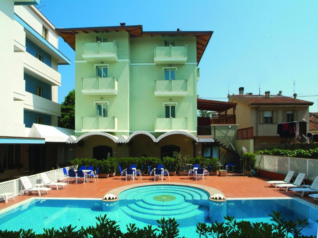 un hotel con piscina frente a un edificio en Residence il Capodoglio, en Rímini