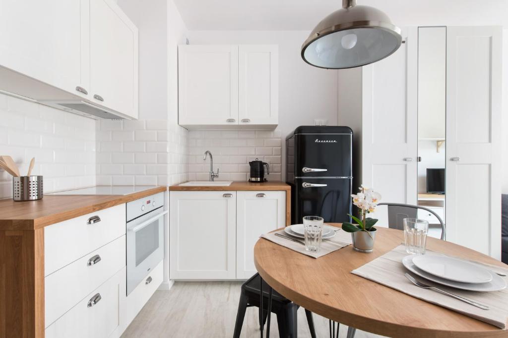 Kuchyňa alebo kuchynka v ubytovaní SuperApart Stalowa 39 Modern Unit with Kitchen & Wifi