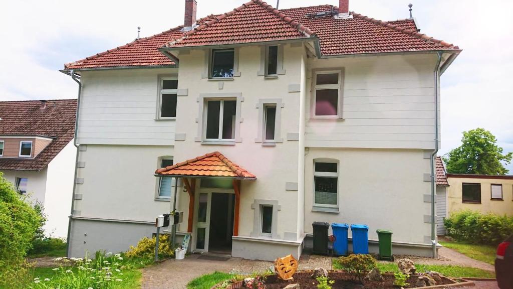Casa blanca con techo rojo en Ferienwohnung Wäldle, en Bad Sachsa
