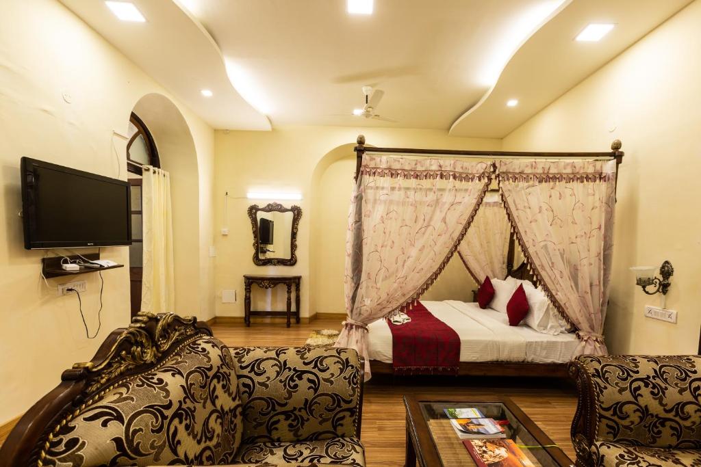 Postel nebo postele na pokoji v ubytování KSTDC Hotel Mayura Pine Top Nandi Hills