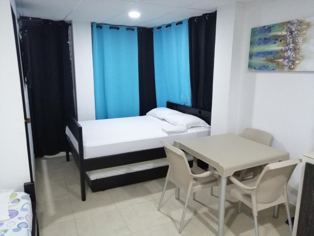 ein kleines Zimmer mit einem Bett und einem Tisch in der Unterkunft San San Andres Balcony View 4 by BBBSAI in Buenavista