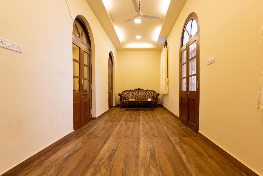 Postel nebo postele na pokoji v ubytování KSTDC Hotel Mayura Pine Top Nandi Hills