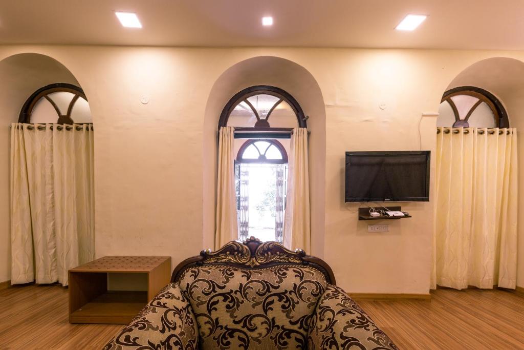 TV a/nebo společenská místnost v ubytování KSTDC Hotel Mayura Pine Top Nandi Hills