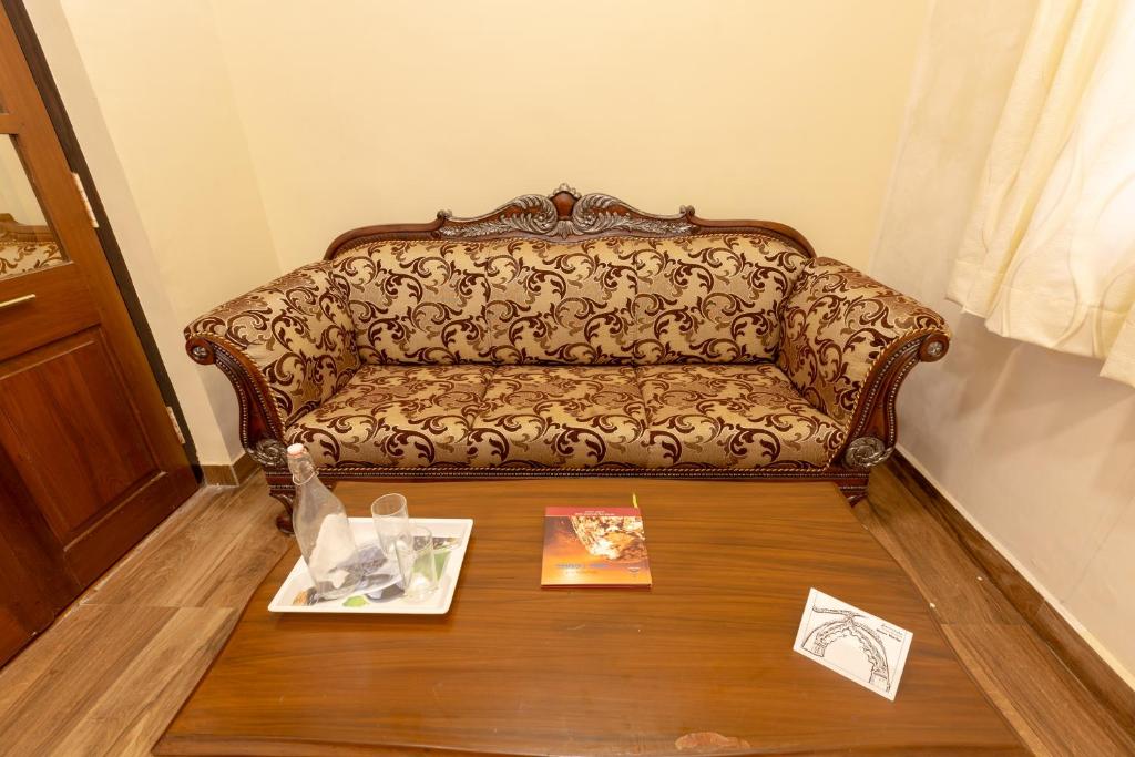 Posezení v ubytování KSTDC Hotel Mayura Pine Top Nandi Hills