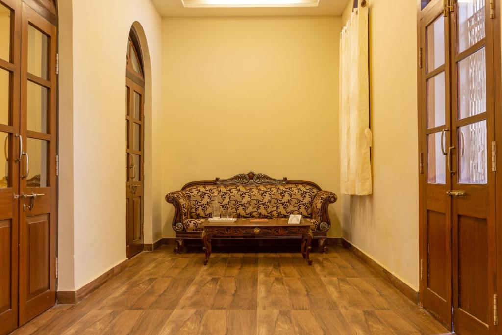 Posezení v ubytování KSTDC Hotel Mayura Pine Top Nandi Hills