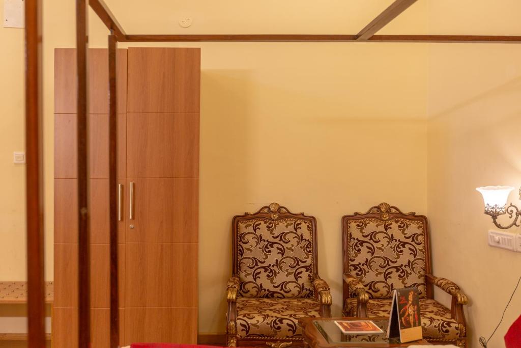 Posezení v ubytování KSTDC Hotel Mayura Pine Top Nandi Hills