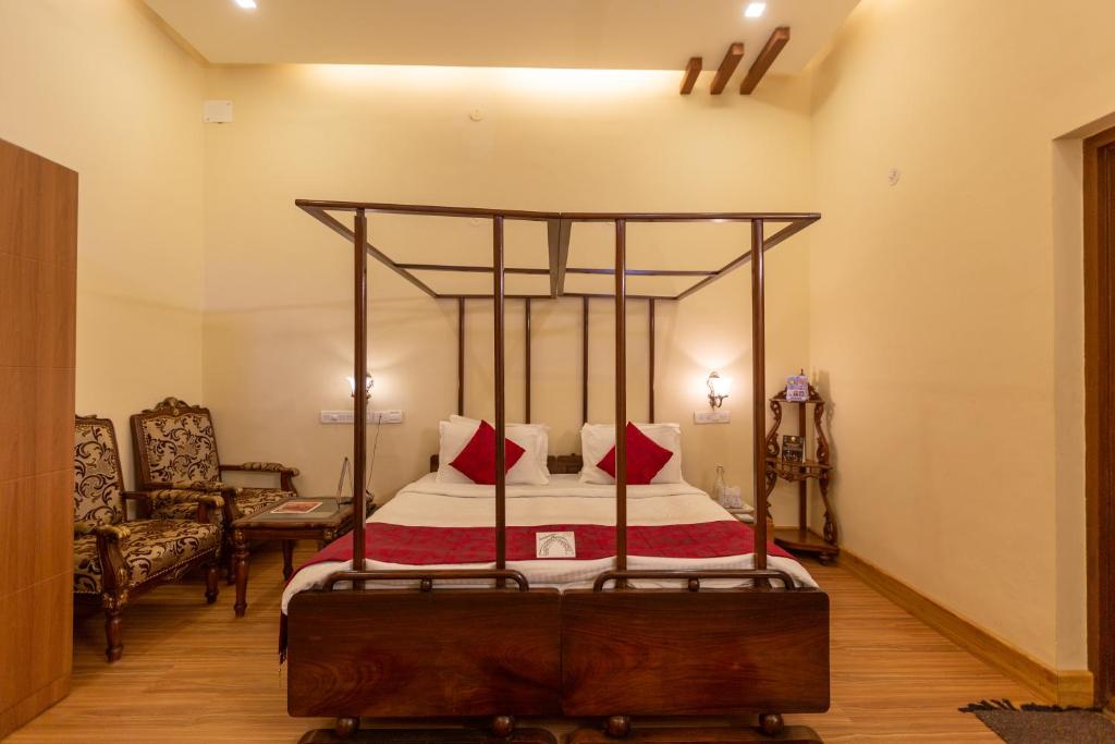 Postel nebo postele na pokoji v ubytování KSTDC Hotel Mayura Pine Top Nandi Hills