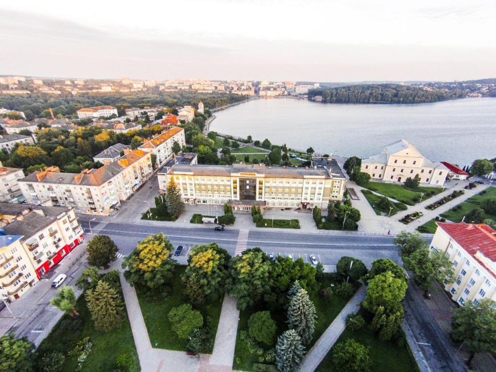 een luchtzicht op een stad met een groot gebouw bij Hotel Ternopil in Ternopilʼ