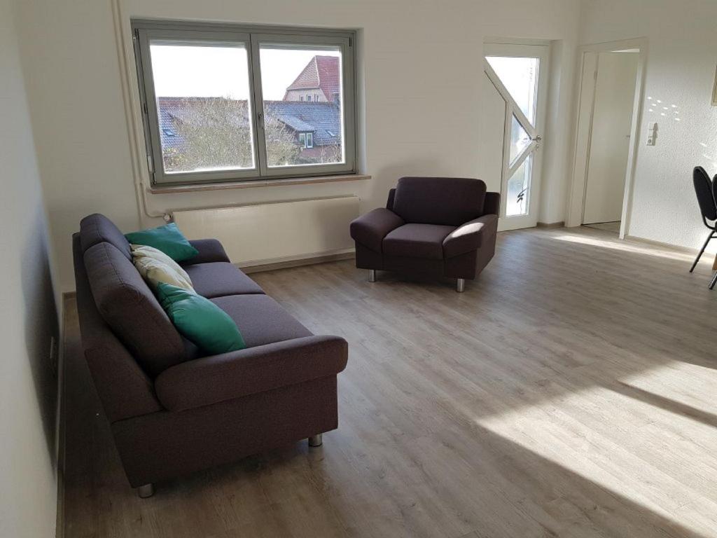 sala de estar con sofá y silla en Gasthaus Winkelvoß, en Einbeck