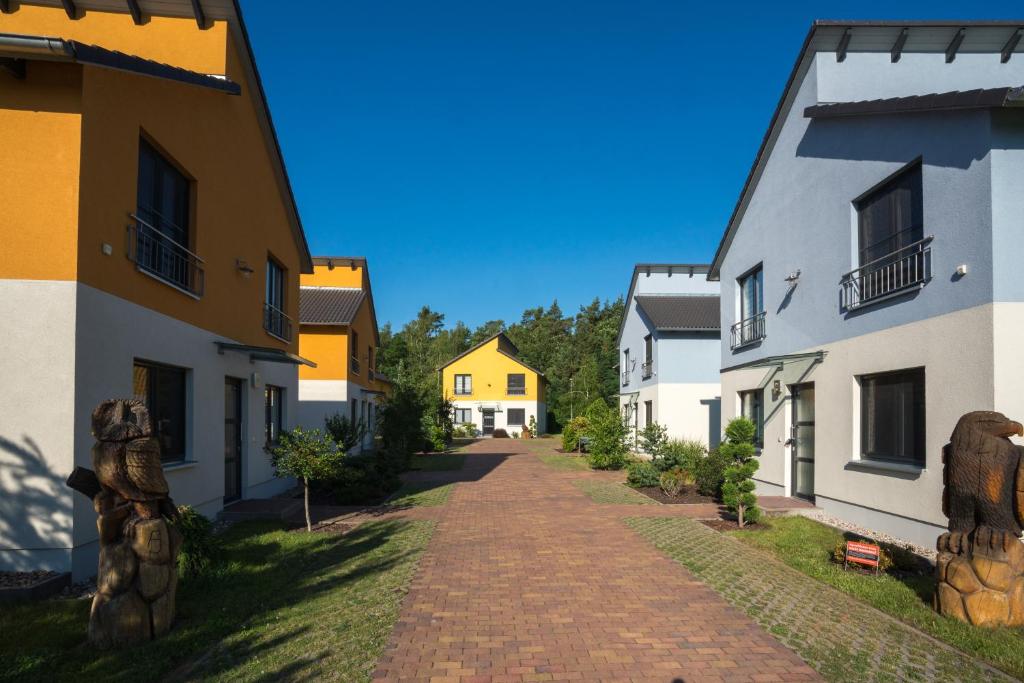 eine Kopfsteinpflasterstraße in einem Dorf mit Häusern in der Unterkunft Ferienpark Rübezahl in Berlin