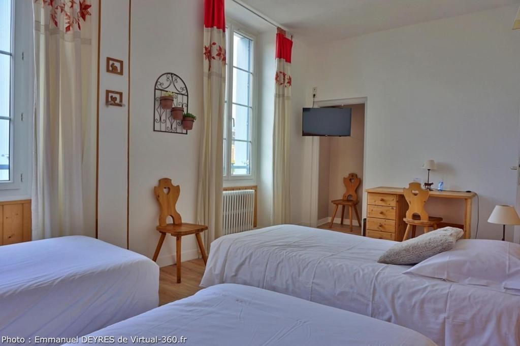 Postel nebo postele na pokoji v ubytování Queen Serenity Hotel