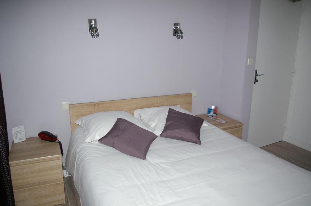 Postel nebo postele na pokoji v ubytování Queen Serenity Hotel