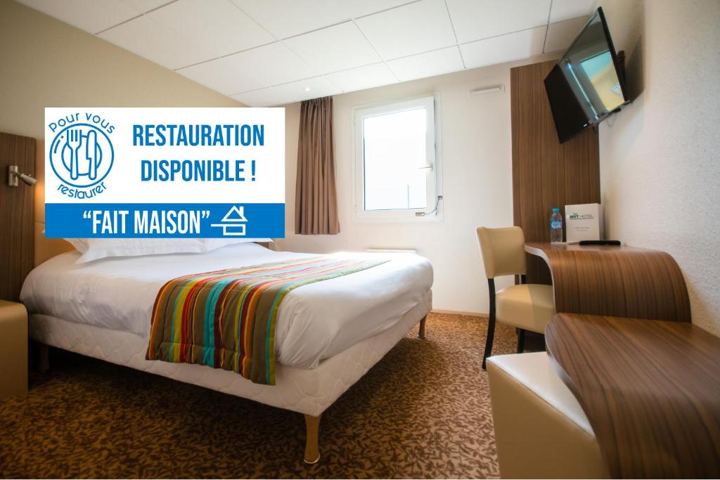 Habitación de hotel con cama, mesa y TV en Brit Hotel Le Kerann Nantes St Herblain - Zac De La Lorie, en Saint-Herblain