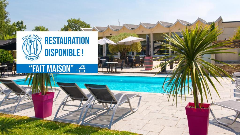 un cartel junto a una piscina con sillas y una palmera en Brit Hotel Nantes Vigneux - L'Atlantel, en Vigneux-de-Bretagne