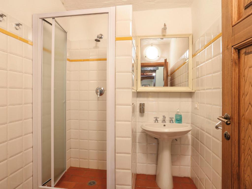 Kúpeľňa v ubytovaní Holiday Home Noce by Interhome