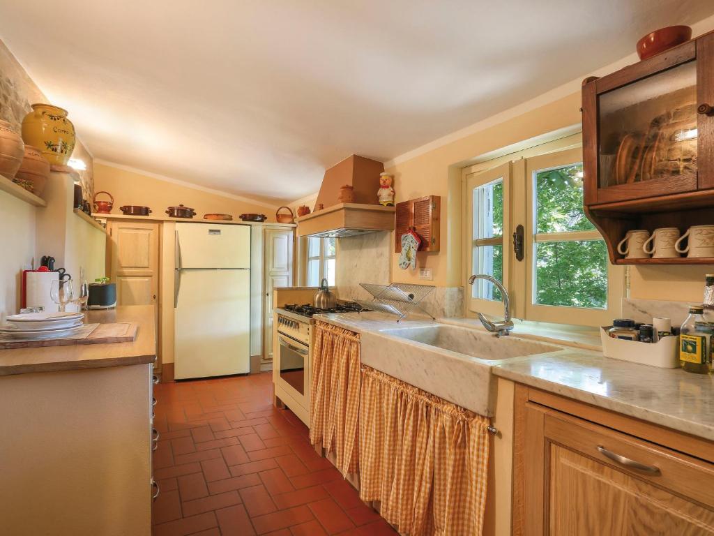 Kuchyňa alebo kuchynka v ubytovaní Holiday Home Noce by Interhome