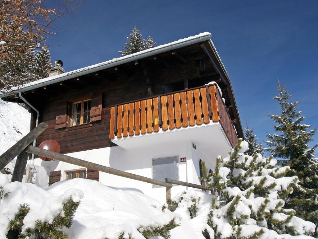 Το Chalet Chalet Les 3 Marmottes by Interhome τον χειμώνα