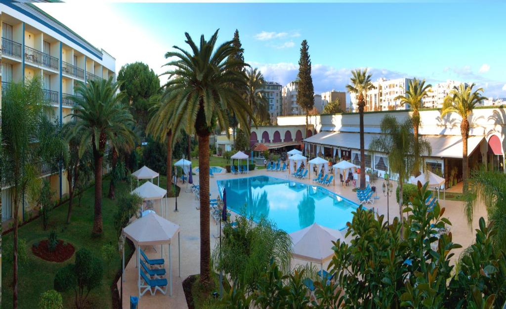 非斯的住宿－皇家幻影菲斯酒店，享有棕榈树度假村游泳池的顶部景致