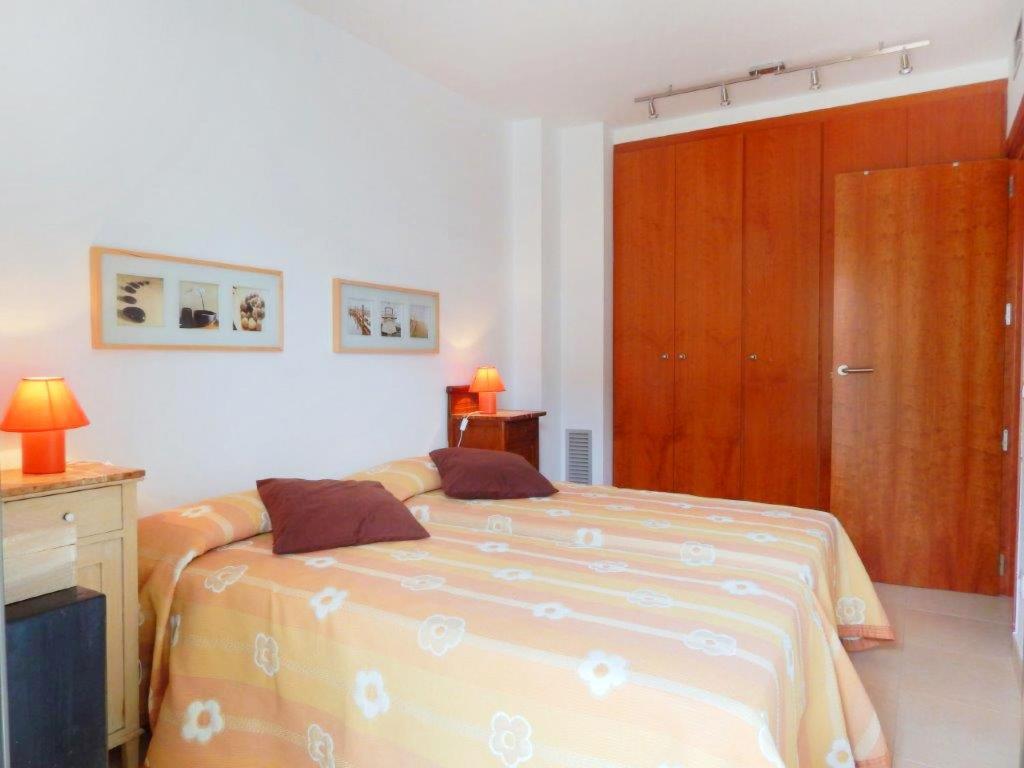 Posteľ alebo postele v izbe v ubytovaní Apartment La Platja by Interhome