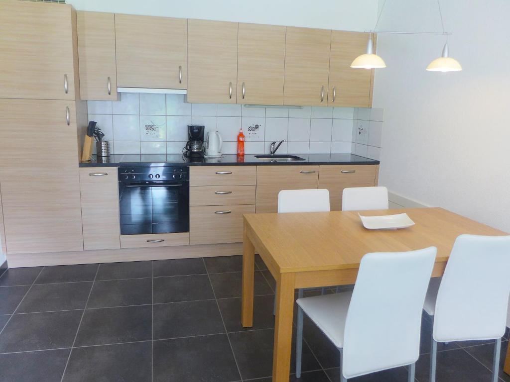 Kuchyň nebo kuchyňský kout v ubytování Apartment Andromède 2-pièces A24 by Interhome