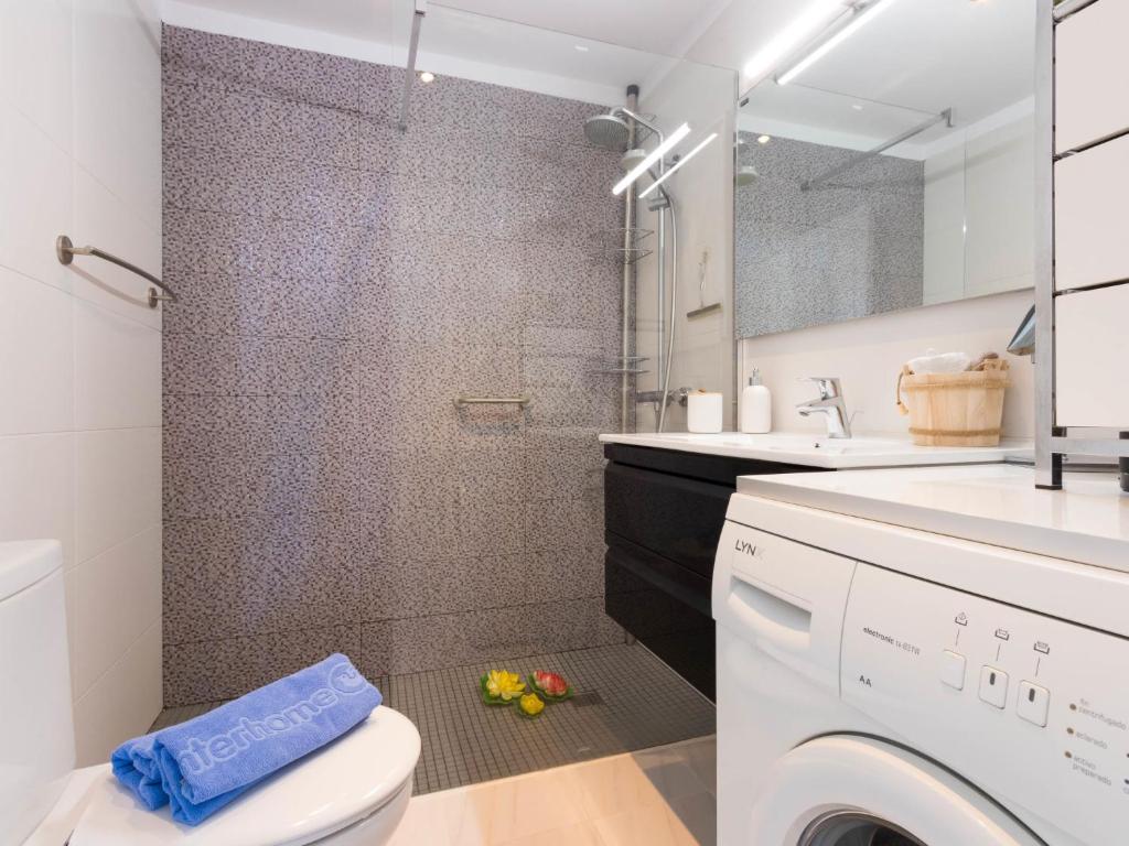 A bathroom at Apartment Club Nautic-22 by Interhome