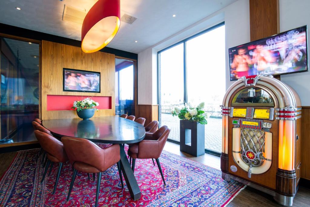 TV a/nebo společenská místnost v ubytování Bastion Hotel Leeuwarden
