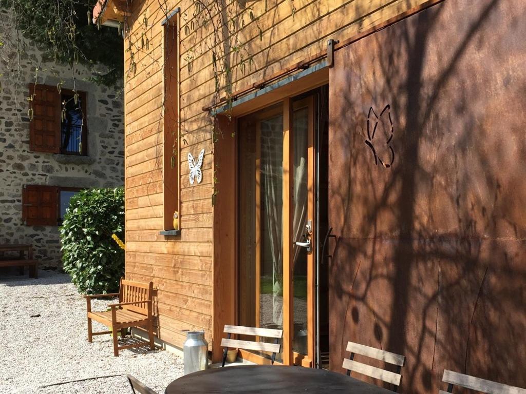 Saint-Maurice-de-LignonEcogîte Les Papillons des Sucs的一面是玻璃门的建筑