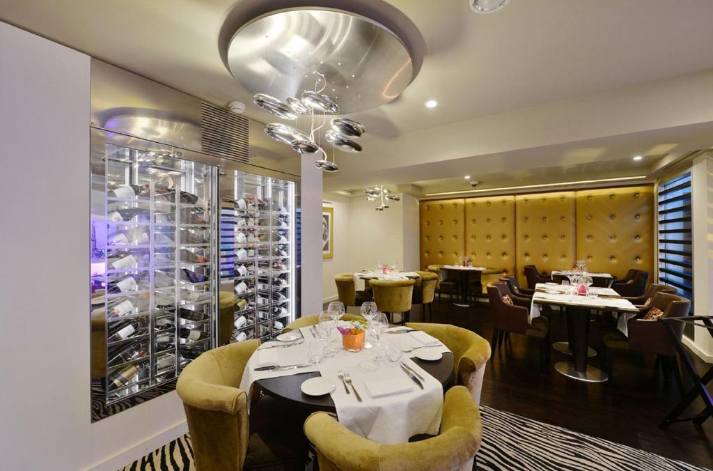 Un restaurante o sitio para comer en N’vY Manotel