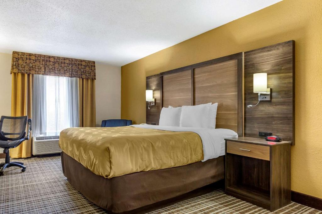 Quality Inn & Suites - Greensboro-High Point - King Room - Roken