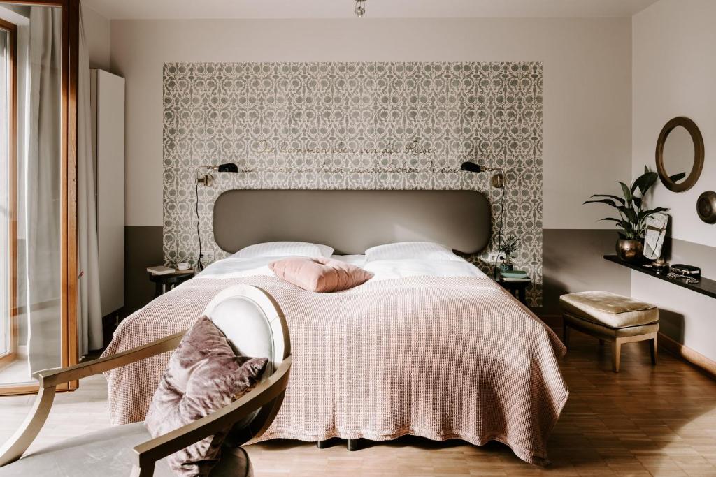 ベルリンにあるTownhouse Berlinのベッドルーム1室(ピンクの毛布付きの大型ベッド1台付)