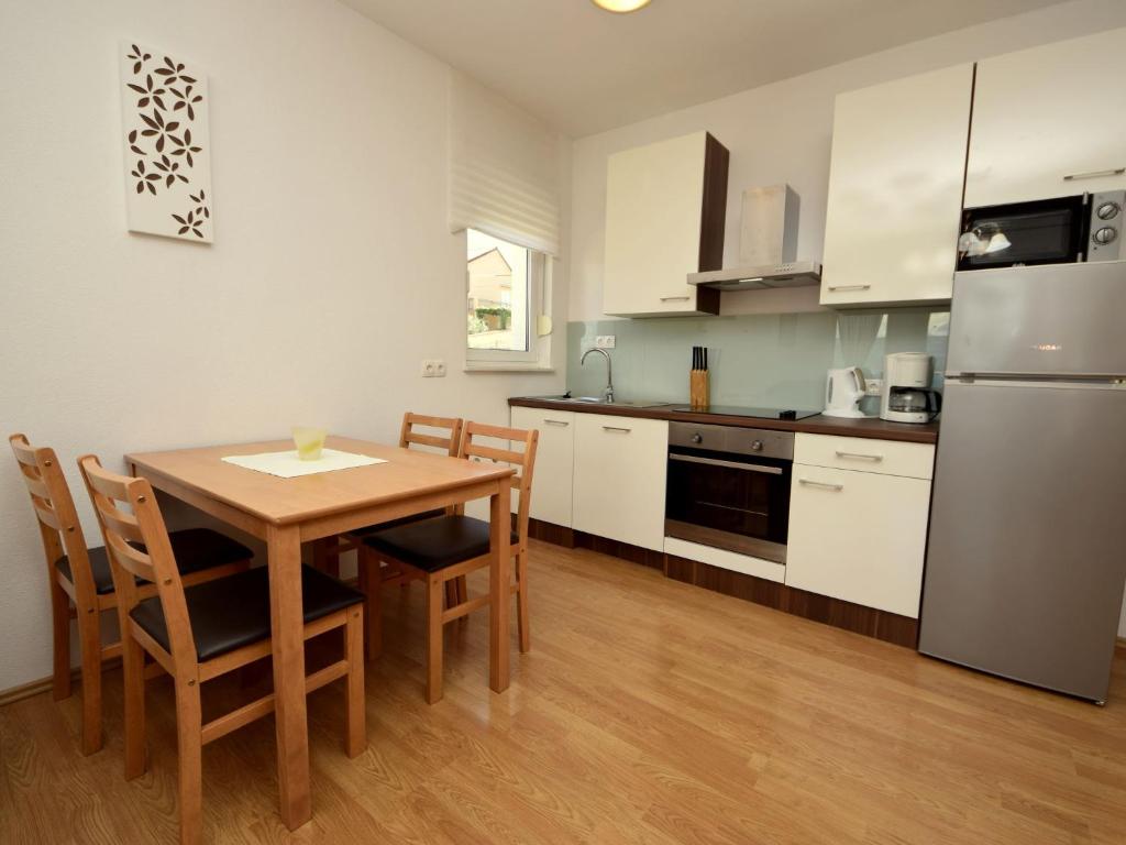 Kuchyňa alebo kuchynka v ubytovaní Apartment Anđa-2 by Interhome